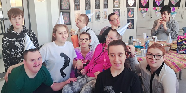 Wspólne zdjęcie z przyjęcia klasowego Ani i Mikołaja
