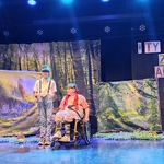 Aktorzy na scenie podczas przedstawienai