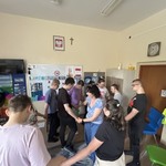 Grupa uczniów w trakcie zabawy
