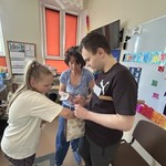 uczeń częstuję koleżankę cukierkami