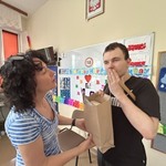 Nauczycielka daje torbę uczniowi