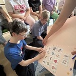 Uczeń uzupełnia kartę z życzeniami