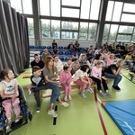 Społeczność szkolna zgromadzona na sali gimnastycznej