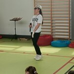 Uczennica w trakcie występu