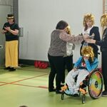 Nauczycielka wręcz upominki uczennicom