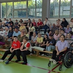 Społeczność szkolna zgromadzona na trybunach sali gimnastycznej