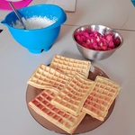Gofry i dodatki - bita śmietana i truskawki