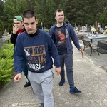 Uczniowie idą drogą na cmentarzu