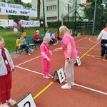 Uczestniczy zawodów na boisku szkolnym