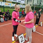 Organizatorka zawodów podaje rękę uczennicy