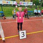 Uczeń z medalem stoi za tabliczką z napisem 3