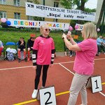 Organizatorka zawodów wręcz medal uczennicy