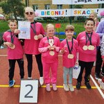 Uczniowie biorący udział w zawodach z medalami i dyplomem