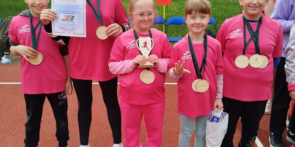 Uczniowie biorący udział w zawodach z medalami i dyplomem