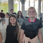 Uczennice stoją w holu opery