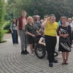 Grupa osób przed wyjściem do opery