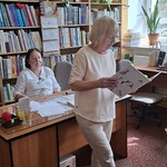 Emerytowana nauczycielka czyta książkę