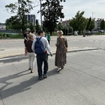 Uczniowie i nauczycielka idą przez plac