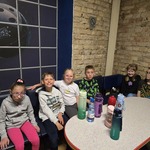 Grupa uczniów siedzi wokół stołu