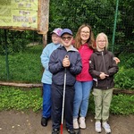 Nauczycielka i trójka uczniów