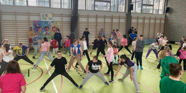 Uczniowie w trakcie wykonywania wspólnych ćwiczeń