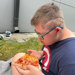 Uczeń je pizzę