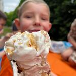 Uczeń trzyma lody w wafelku