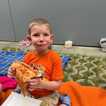Uczeń je pizzę