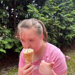 Uczennica je lody