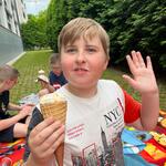 Uczeń trzyma lody w ręku