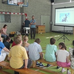 Społeczność szkolna biorąca udział w spotkaniu edukacyjnym - Bezpieczne wakacje 2026