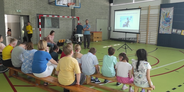 Społeczność szkolna biorąca udział w spotkaniu edukacyjnym - Bezpieczne wakacje 2026