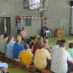 Społeczność szkolna biorąca udział w spotkaniu edukacyjnym - Bezpieczne wakacje 2026