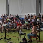 Społeczność szkolna biorąca udział w spotkaniu edukacyjnym - Bezpieczne wakacje 2026