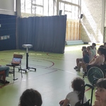 Społeczność szkolna biorąca udział w spotkaniu edukacyjnym - Bezpieczne wakacje 2026
