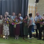 Pani Dyrektor Jolanta Woińska, zastępca dyrektora Pani Małgorzata Uczkuronis i rodzice absolwentów