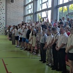 Społeczność szkolna podczas hymnu
