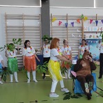 Uczniowie i nauczycielki w trakcie wysępu