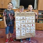 Uczniowie trzymają plakat z naszymi zasadami