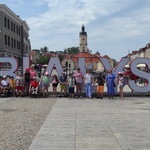 Zdjęcie uczestników półkolonii na tle napisu BIAŁYSTOK