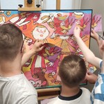 Uczestnicy warsztatów w trakcie zadania wyszukiwania wspólnych elementów na obrazie