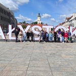Uczestnicy półkolonii na tle napisu BIAŁYSTOK