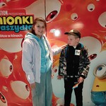 Dziewczynka i chłopiec na tle makiety w holu kina
