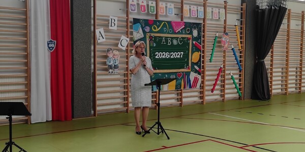 Pani Dyrektor mówi do miokrofonu