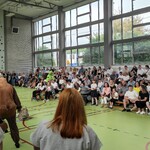 Społeczność szkolna ogląda występ artystyczny