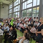 Społeczność szkolna zgromadzona na sali gimnastycznej