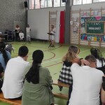 Społeczność szkolna słucha przemówienia pani Dyrektor