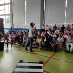 Społeczność szkolna w trakcie spotkana edukacyjnego