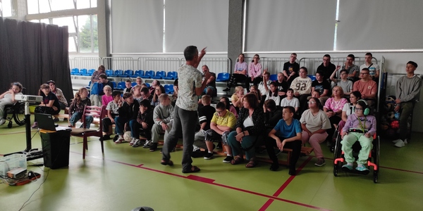 Społeczność szkolna w trakcie spotkana edukacyjnego