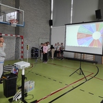 Uczeń odpowiada na wylosowane pytanie w kole fortuny